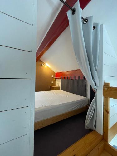 圣米舍德谢洛loft sur les montagnes的一间小卧室,阁楼上配有一张床