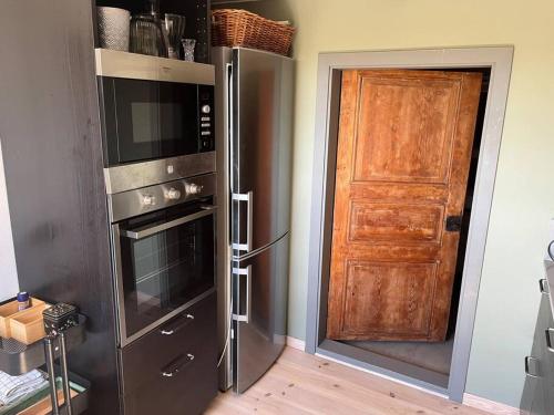 斯塔德Öja的带冰箱和木门的厨房