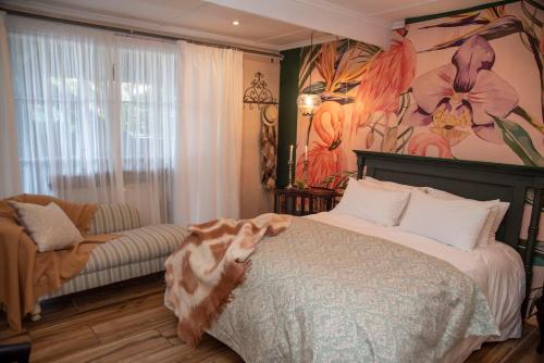 克尼斯纳La Lupa Nera的卧室配有一张床,墙上挂着一幅大画