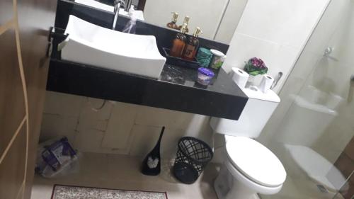 马瑙斯Casa Linda e Aconchegante的浴室配有白色卫生间和盥洗盆。