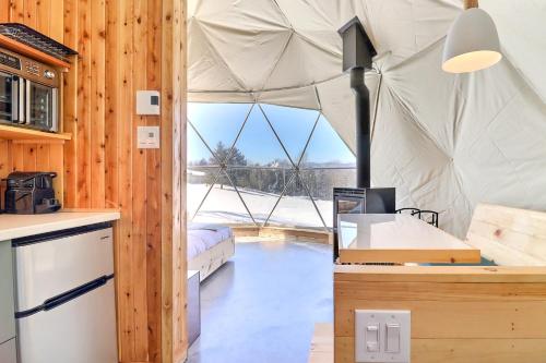 Orfordmi-clos - luxury pods with private jacuzzis的厨房配有带大窗户的帐篷