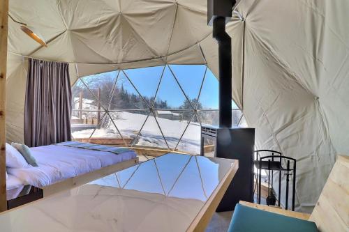 Orfordmi-clos - luxury pods with private jacuzzis的帐篷内一间卧室,配有一张床