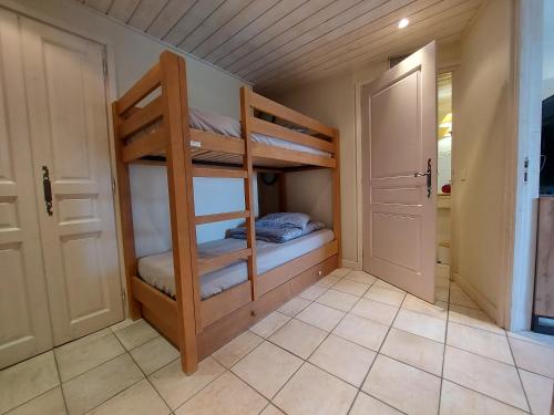 杜约特Rare : au bord du lac d’Annecy, cosy appartement en rez de jardin avec terrasse privative的一间客房内配有两张双层床的房间