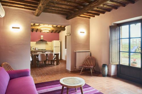 阿夏诺Podere Sant'Antonio的客厅配有沙发和桌子