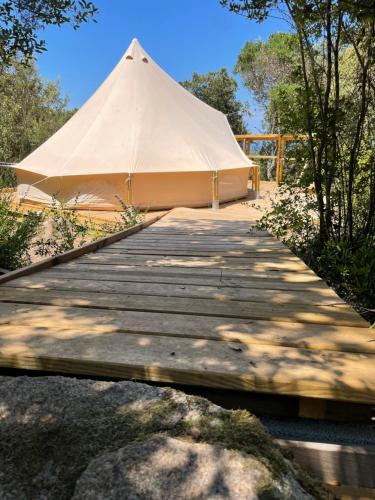 科蒂基亚瓦里CORSICA NATURA #1的木板路上的大型帐篷