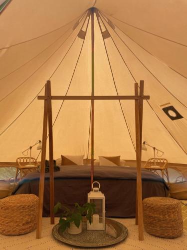 科蒂基亚瓦里CORSICA NATURA #1的帐篷,配有一张床和两把椅子