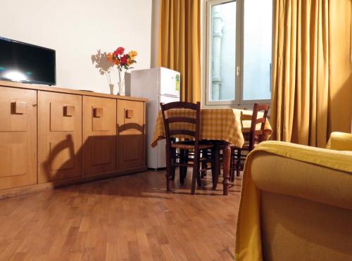 佛罗伦萨马茨第八公寓的厨房以及带桌椅的用餐室。