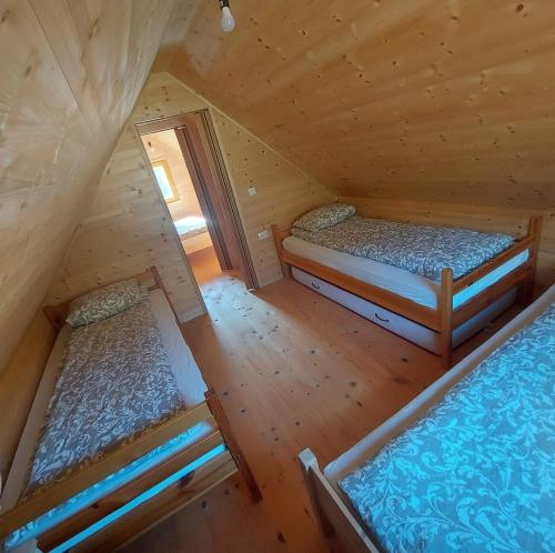 采尔克诺Brunarica Jeršin的小木屋内两张床的顶部景色
