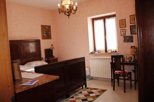 Rivalta ScriviaDa Mariuccia的一间卧室配有一张床、一张桌子和一张桌子