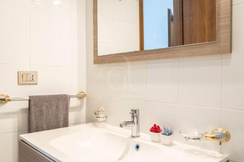 卡斯特尔萨多il gabbiano castelsardo的白色的浴室设有水槽和镜子