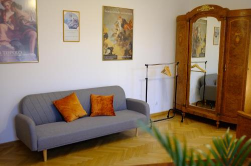 普瓦维Meta Biblioteka的客厅配有蓝色的沙发和镜子