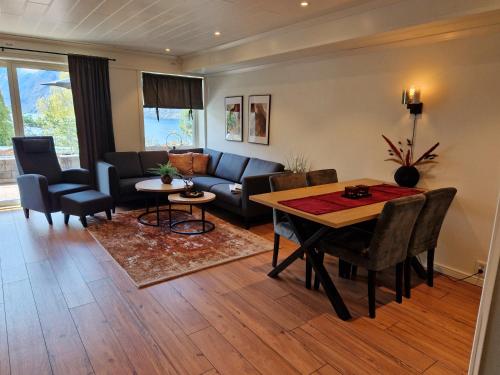 艾于兰Otnes Fjordside的客厅配有桌子和沙发