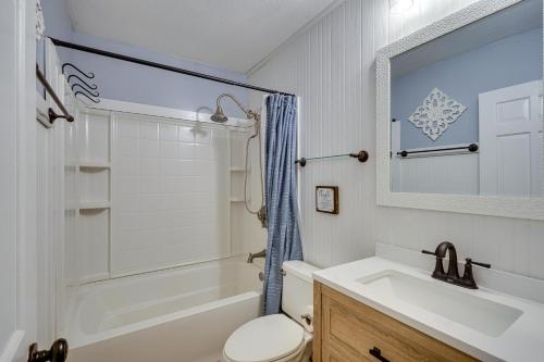 BraceyLakefront Vacation Rental with Views and Hot Tub!的一间带水槽、浴缸和卫生间的浴室