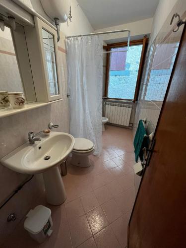 Pian dʼOrsinaCasa Piglione的一间带水槽和卫生间的浴室以及窗户。