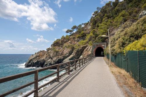 瓦拉泽Casa con giardino: Varazze的通往海滩隧道的步行道