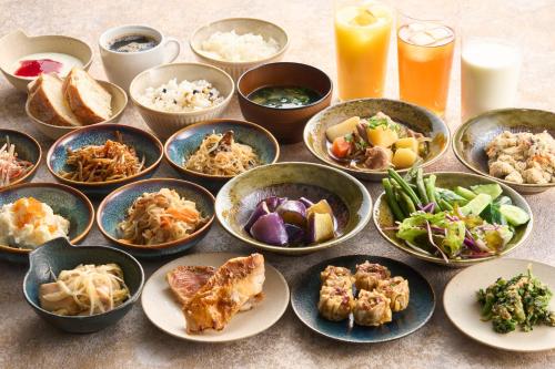 町田市町田市利索尔酒店的桌子上放着各种食物的碗