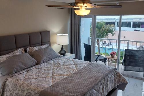 拿骚Nassau Harbour Cozy 2 bedroom Condo的一间带大床的卧室和一个阳台
