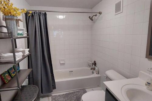 拿骚Nassau Harbour Cozy 2 bedroom Condo的带浴缸、卫生间和盥洗盆的浴室
