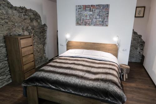 奥斯塔Casa Nenette VDA-AOSTA- n0108的一间卧室设有一张床和石墙