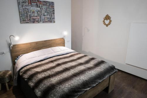 奥斯塔Casa Nenette VDA-AOSTA- n0108的白色客房的一张床位,配有木制床头板