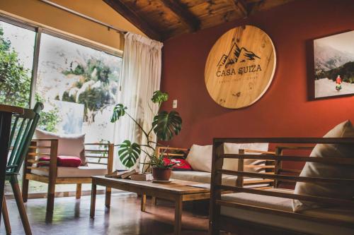 圣克鲁兹Casa Suiza的客厅配有沙发和墙上的时钟