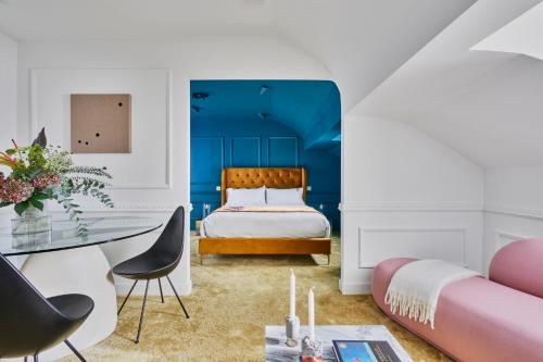 卢森堡Halcyon Days Luxembourg的卧室配有一张床和一张桌子及椅子