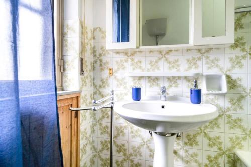 圣欧费米亚拉默齐亚casa Gabriella的浴室设有白色水槽和镜子