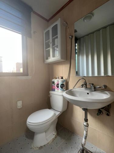 大田Sangmin Sweet的一间带卫生间、水槽和镜子的浴室