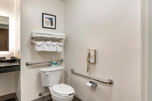 路易斯威尔路易斯维尔机场南假日酒店的一间带卫生间和电话的浴室
