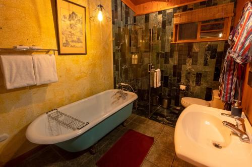 帕纳哈切尔Balam Ya的带浴缸和盥洗盆的浴室
