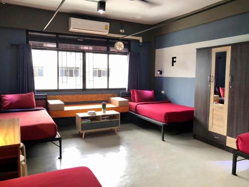 甲米镇阿米堤波希特尔酒店的客房设有两张床、一张沙发和一张桌子。