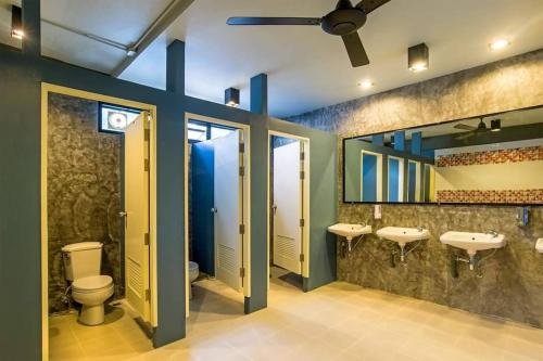 甲米镇阿米堤波希特尔酒店的浴室设有2个水槽和2面镜子