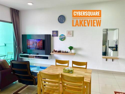 塞贝维Cybersquare Lakeview with Netflix and Disney Hotstar的一间带木桌和椅子的用餐室