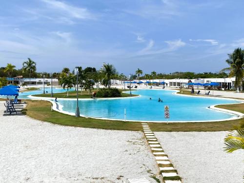 里奥阿托Beach villa with cozy terrace的度假村的游泳池,里面的人