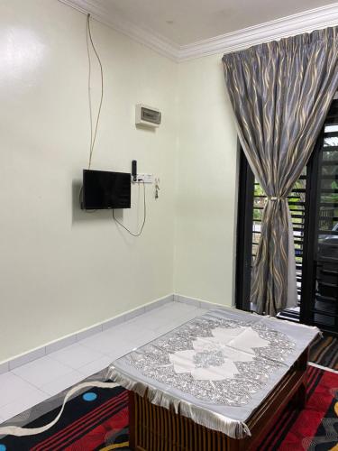 巴佐Ummu Siroj Bachok HOMESTAY的客房设有床和窗户。