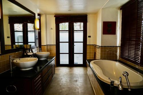 苏梅岛3 Bedroom Seaview Villa Halo on Beachfront Resort的大型浴室设有两个盥洗盆和浴缸。