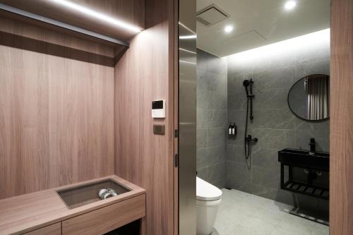 斗南永安商旅的带淋浴、卫生间和盥洗盆的浴室