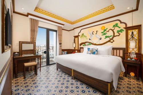 会安Hoi An Babylon Riverside Hotel & Spa的一间卧室设有一张大床和一个大窗户