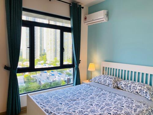 振林山SeaView 2-bedroom Fully Furnished Apartment Forest City #freeWIFI的一间卧室设有一张床和一个大窗户