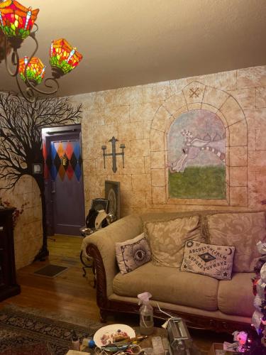 瓦列霍Castle Zoe的客厅配有沙发和墙上的绘画