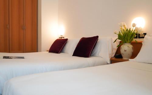 里米尼日落酒店的一间客房配有两张床和一张沙发
