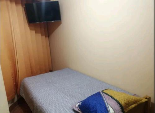 普诺Hospedaje Sumita Wasi的小房间设有床和电视