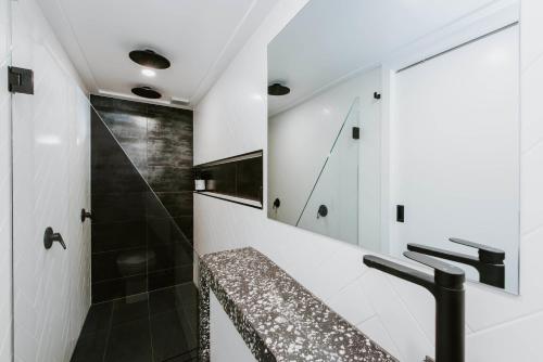 马奇Claret on Douro - Luxe Loft的一间带水槽和淋浴的浴室