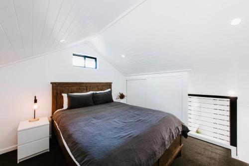马奇Claret on Douro - Luxe Loft的一间卧室设有一张大床和一个窗户。