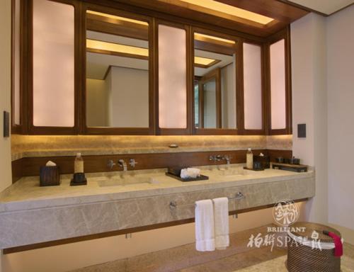 重庆重庆柏联酒店的浴室设有2个水槽和2面镜子