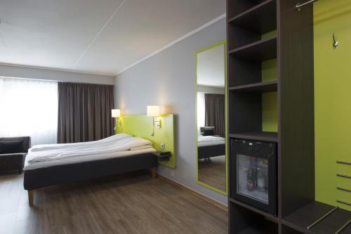 奥尔哈灵代尔松恩酒店的酒店客房,配有床和镜子