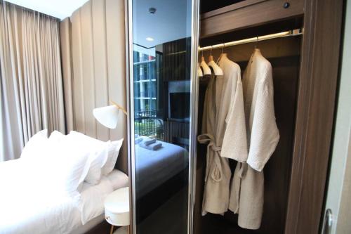 Ban Huai Sok NoiExeclusive Suite 209 by Forest Khaoyai的一间卧室配有一张床和一个带毛巾的衣柜