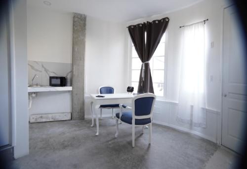 提华纳Estudio Central London Consulado的白色的用餐室配有桌椅