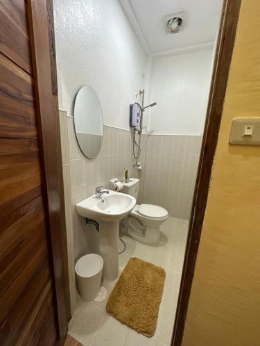 科隆Elisha's Guest House的一间带水槽、卫生间和镜子的浴室
