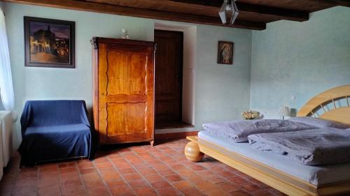 Horní PasekaOld Style Cottage的一间卧室配有一张床和一张蓝色椅子